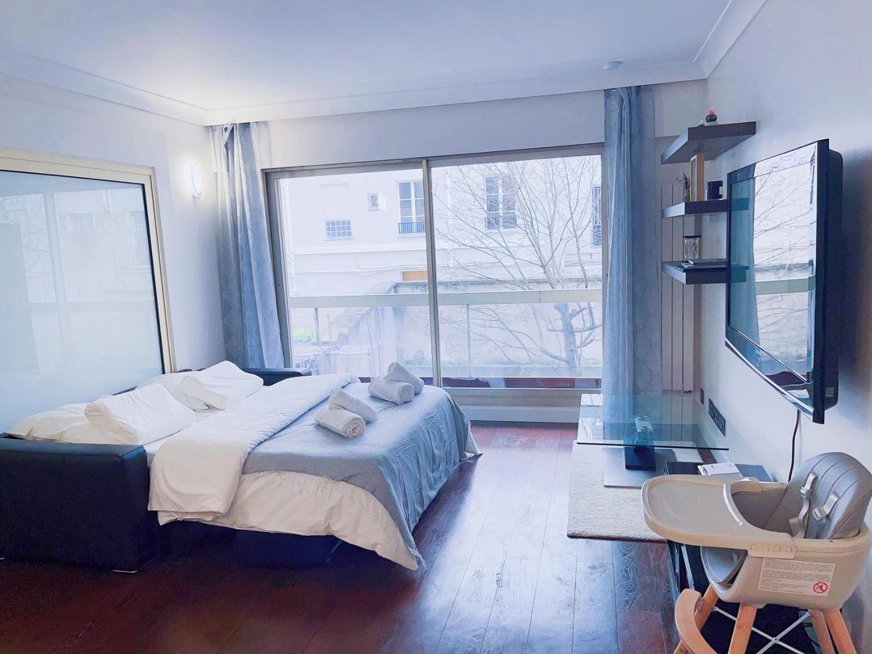 Belle Chambre Champs-Elysee Paris Room photo